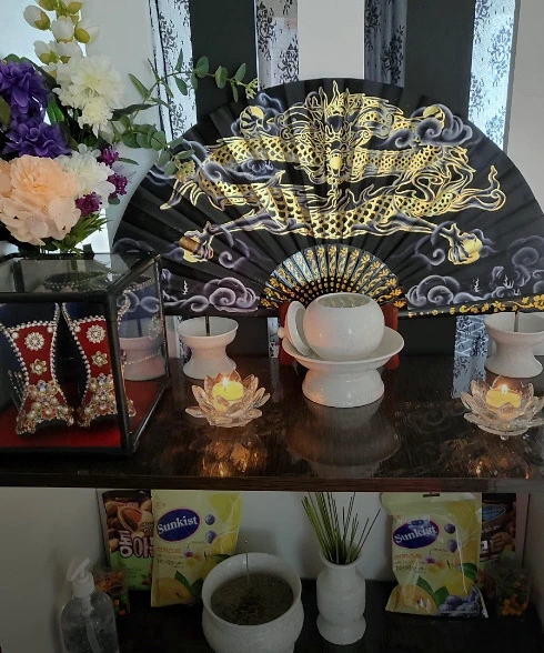 검은색 금색 글씨가 쓰인 부채