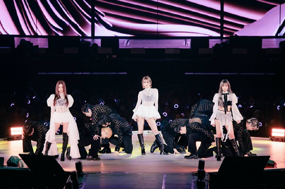 트와이스 미사모가 도쿄돔에서 무대를 선보이고 있다. [사진=JYP엔터테인먼트]