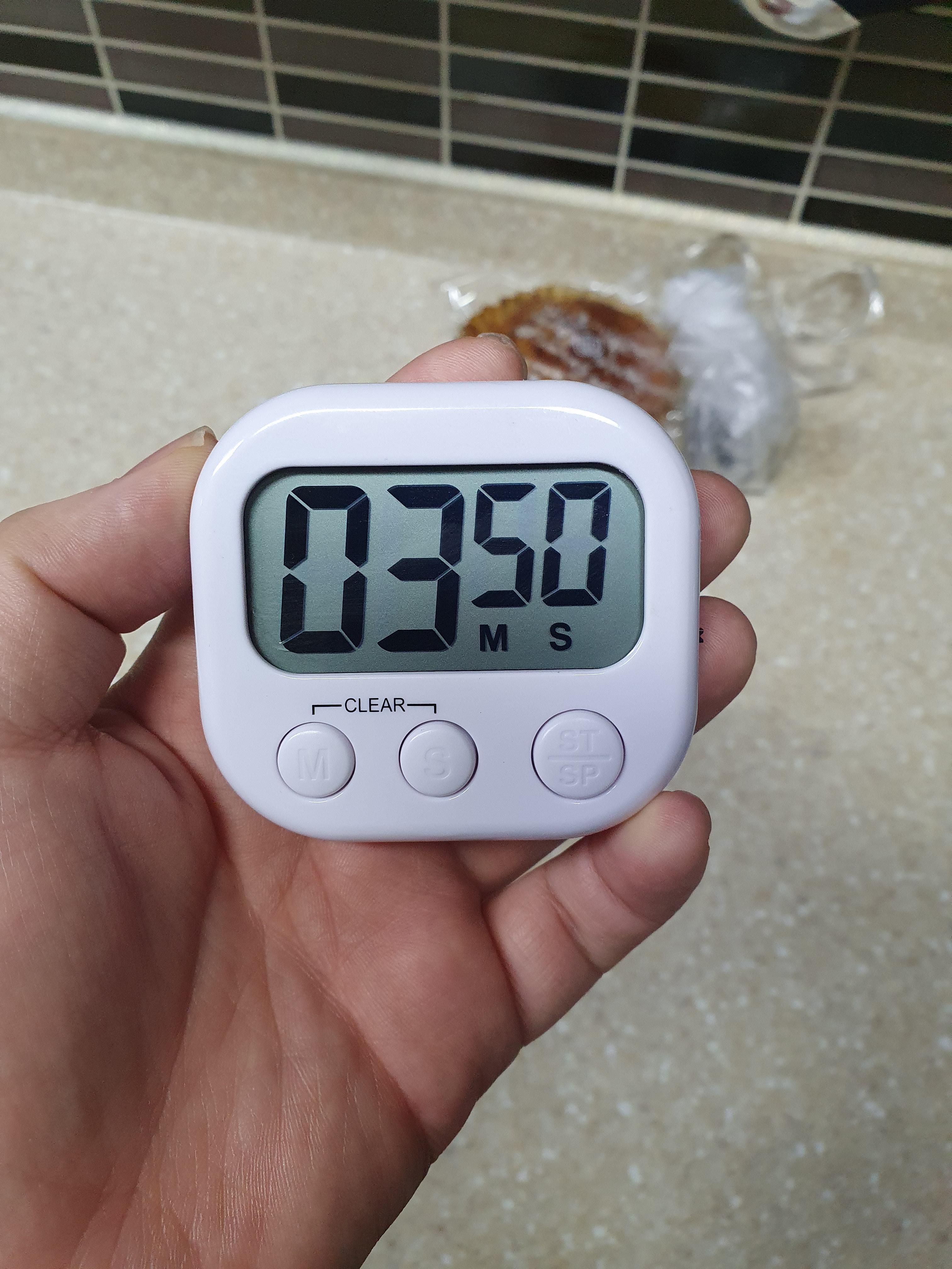 JS-118 KITCHEN TIMER 쿠킹타이머 액정이 커서 보기 좋다. 하지만, 시야각은 별로임. 정면에서만 시간이 잘보임. 뭐 3천원 이니까..