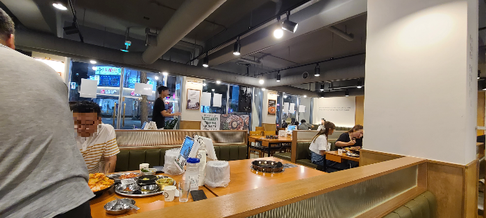 효자동솥뚜껑 성남금광점 듀록흑돼지 간판 식당내부