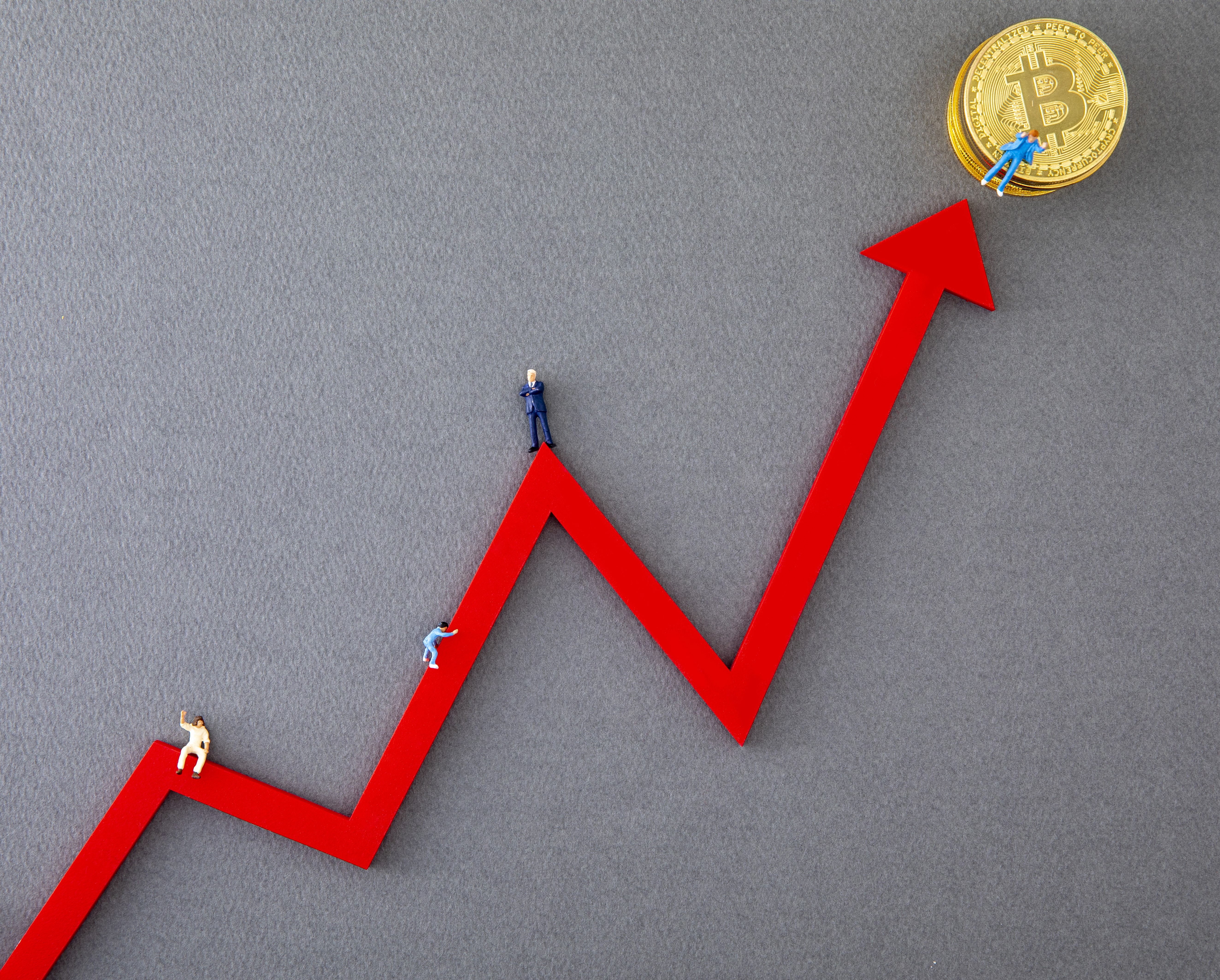 2025년 비트코인 상승 전망을 나타내는 빨간 화살표와 금색 코인 이미지