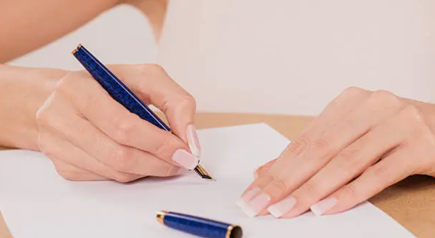 결혼식 축의금 봉투 이름, 한자, 한글 문구 쓰고 있는 사진