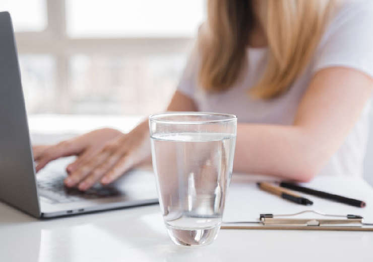 노트북을 하면서 물을 마시는 여자