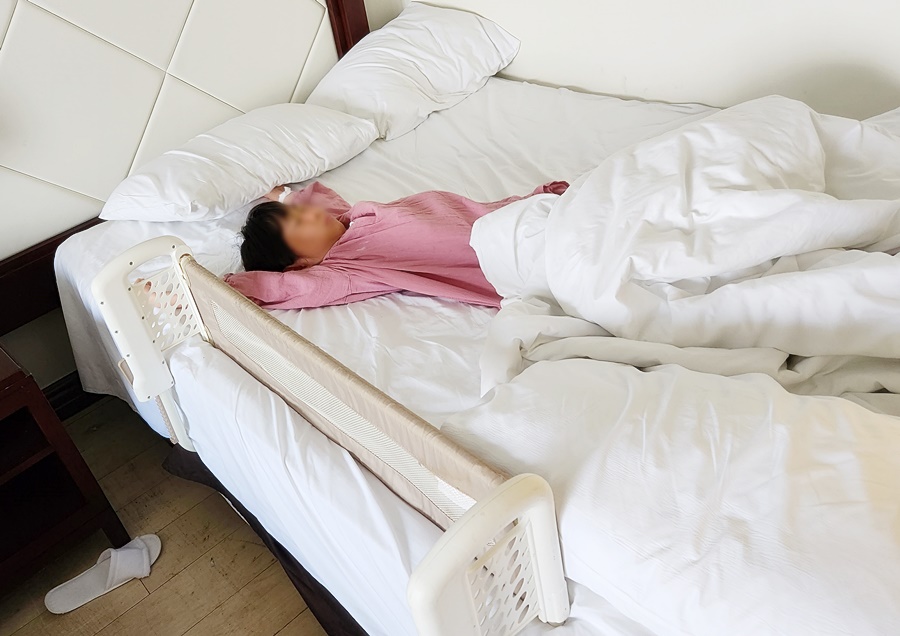 침대를 벽에 붙이고 가드를 친 모습