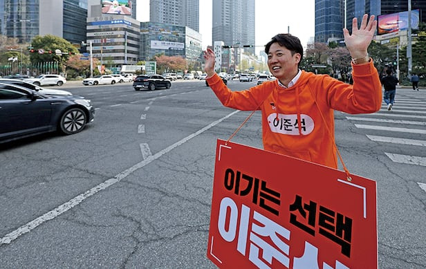 이준석 개혁신당 대선 후보가 지난 4월 9일 대구 수성구 범어네거리에서 출근길 선거 유세를 펼치고 있다. photo 뉴시스