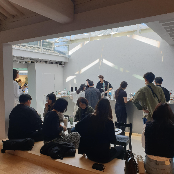 산스 커피(SANS COFFEE), 익선동 카페에서 만난 대체 커피 _테이블에서 바라본 픽업대