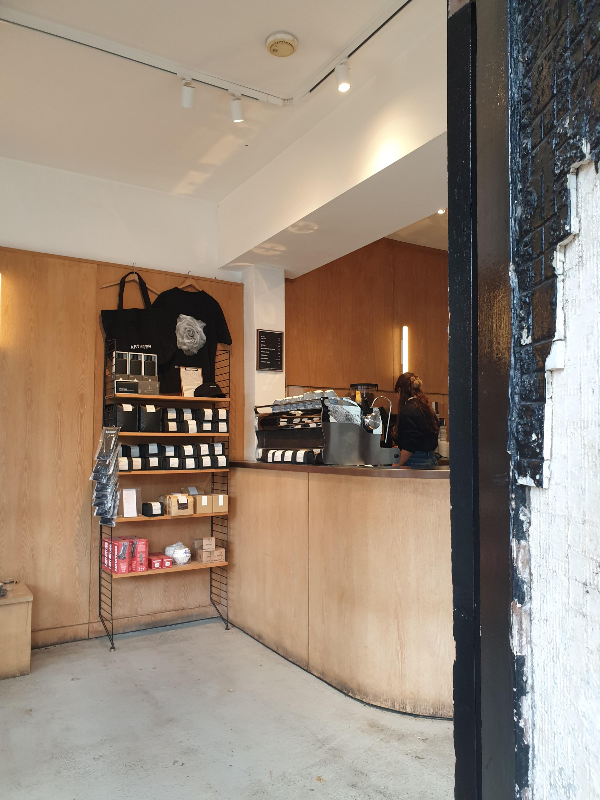 시드니 Artificer Coffee, 커피 그 자체에 몰입 중인 카페_판매용 원두와 굿즈