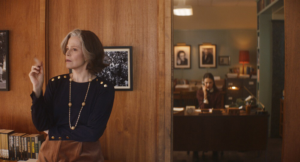 조안나의 상사 마가렛이 방에서 담배피는 모습 뒤 조안나가 전화를 받고 있는 모습