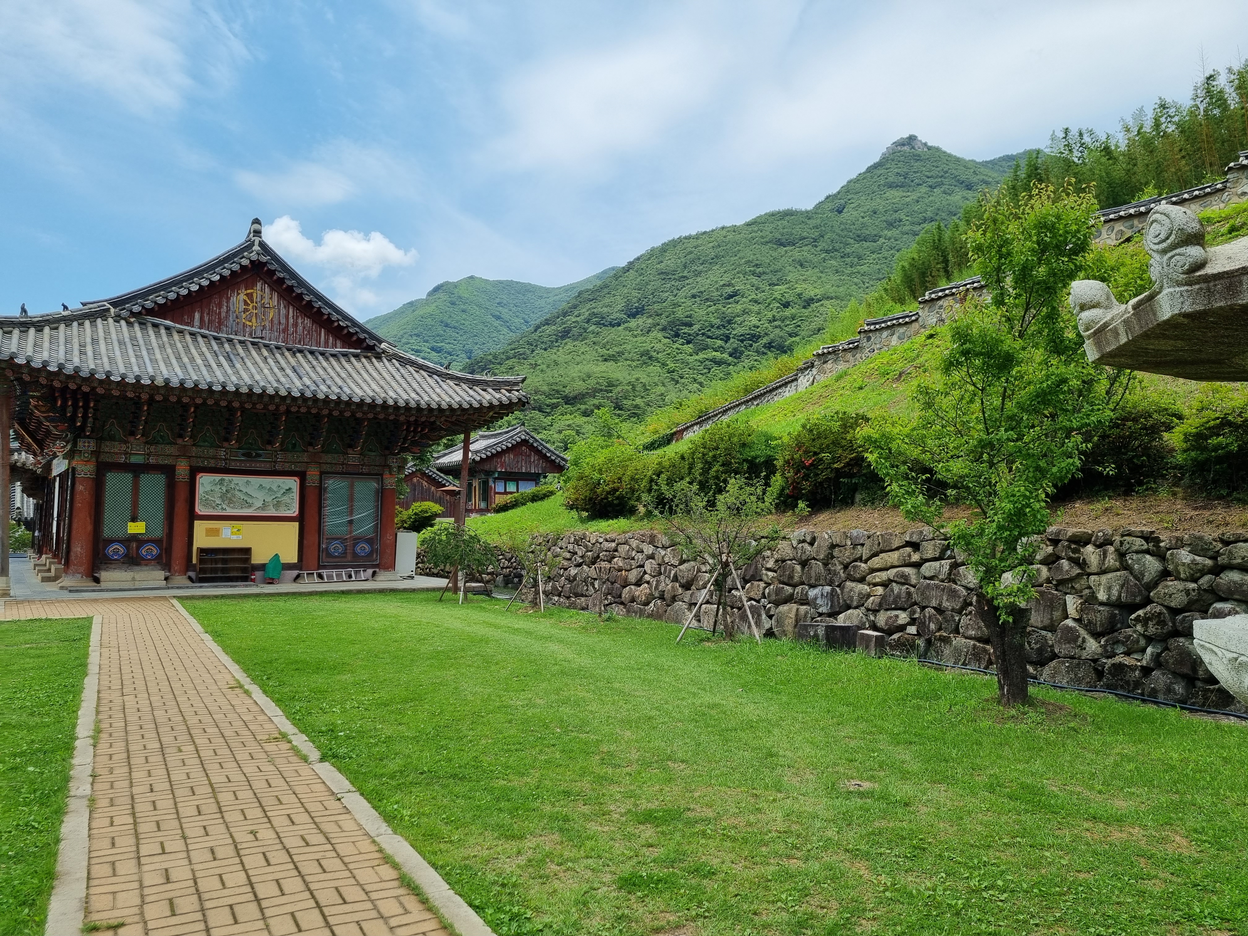 표충사-절-모습1