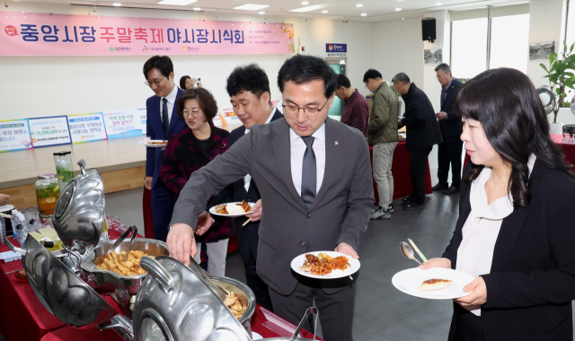 박희조(오른쪽 두번째) 동구청장이 ‘동구夜놀자’ 야시장 개장을 앞두고 사전시식회에 참여하고 있다. 사진제공=대전 동구