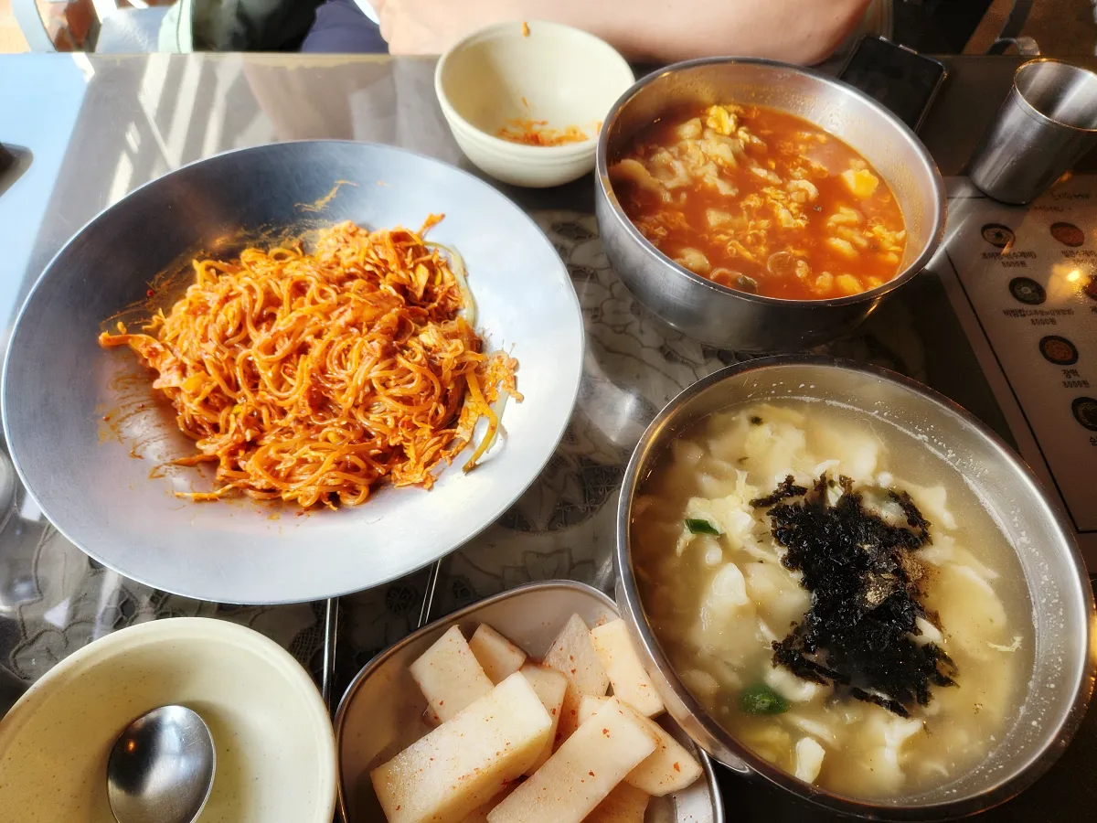 초이수제비-메뉴-3가지-쫄면-얼큰수제비-수제비