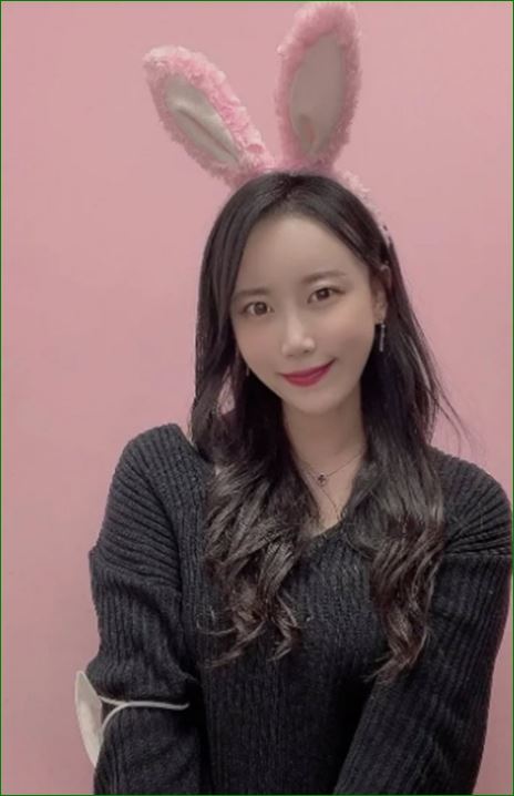 머리띠 한 영자