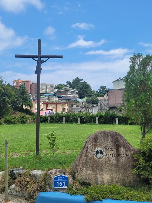 묵호성당 야외 십자고상, 잔디밭, 십자가의 길