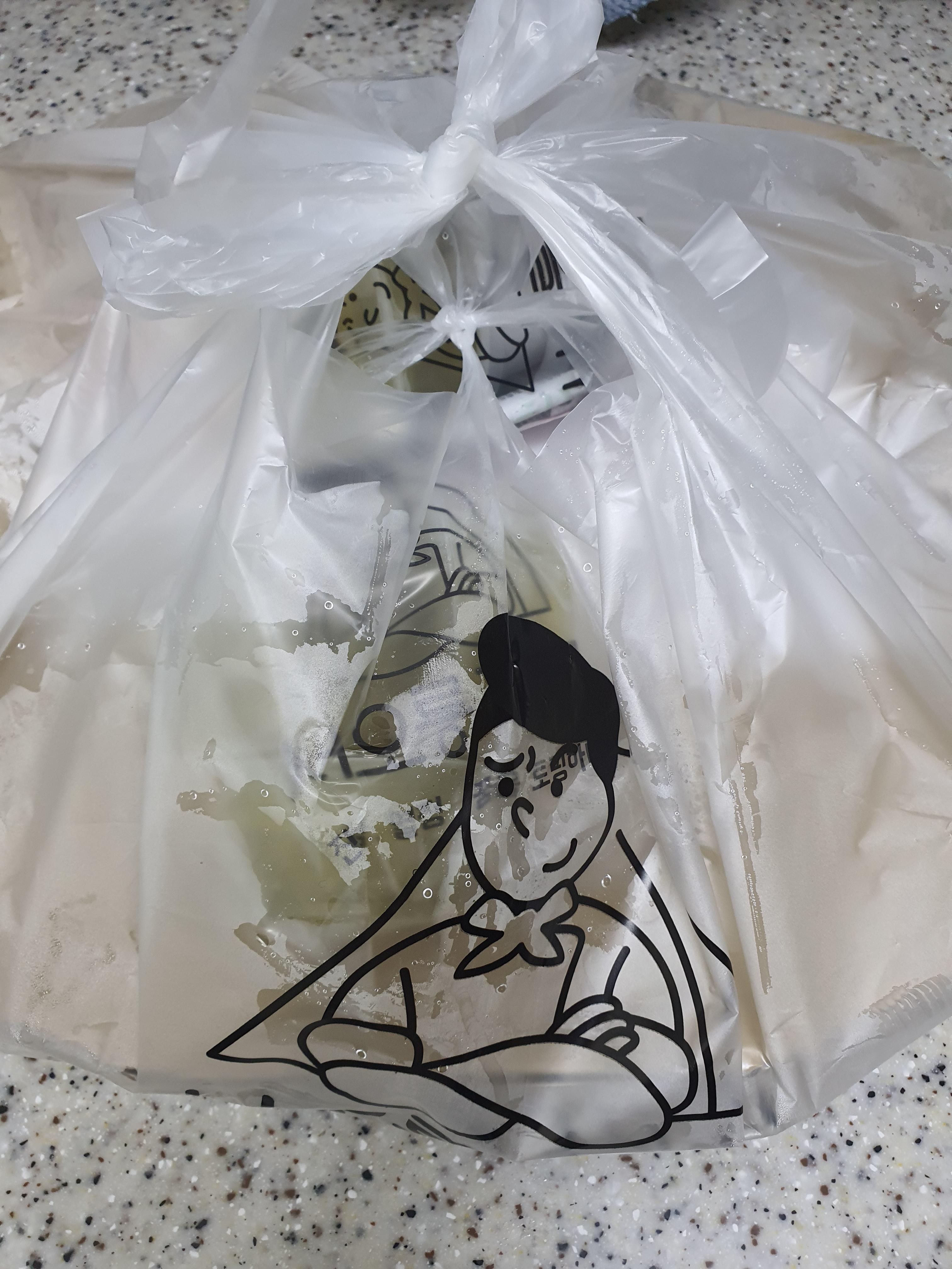 비닐에-잘-싸여져-배달되었습니다.