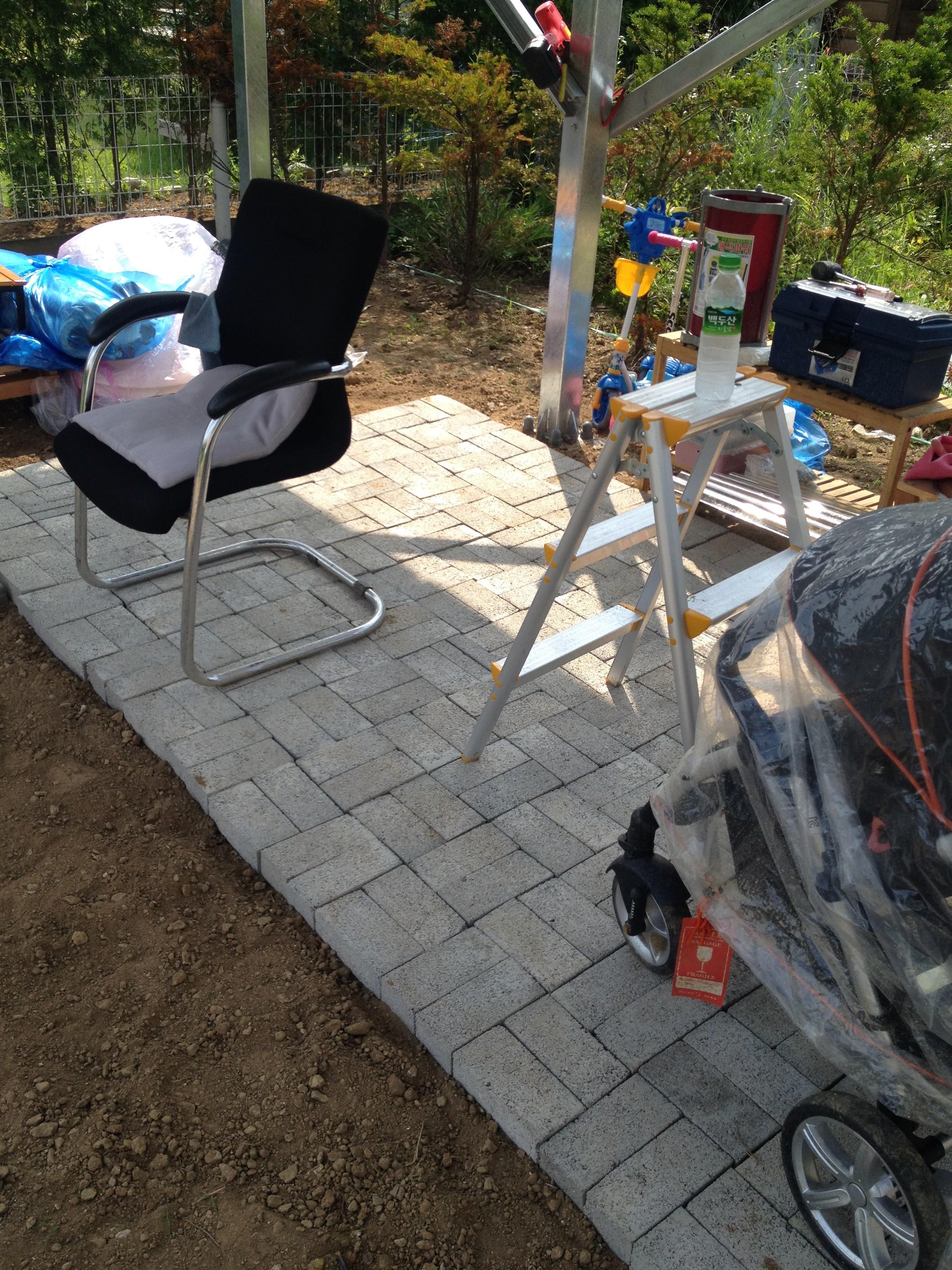 전지판 밑에 벽돌 깔기