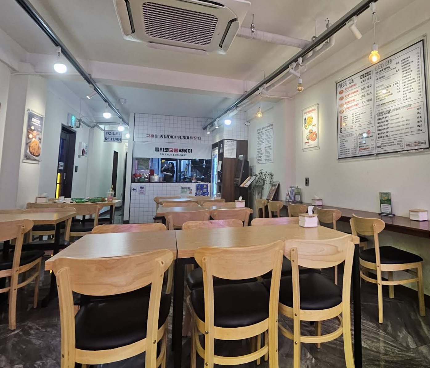 을찌로국물떡볶이 명동점: 🔥 스트레스 확 풀리는 매콤함!