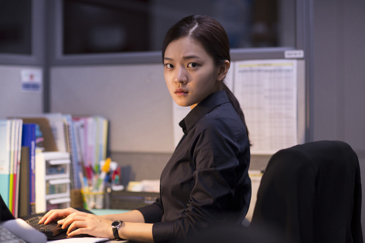 야근하며 김과장의 자리를 쳐다보는 이미례