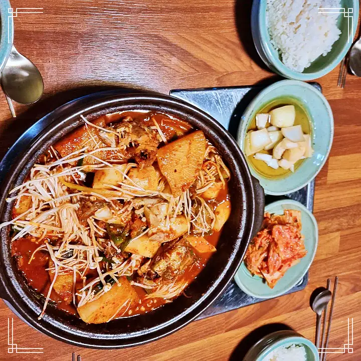 픽업 트렌드스페셜 히트맨 맛VS멋 춘천 남춘천역 쫄깃함으로 승부 오골계의 히트 비결 오골계 숯불 구이 맛집 추천