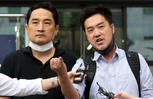 고민정 의원과 남편 조기영이 같이 찍은 사진을 누드 사진이라고 폄하한 가세연