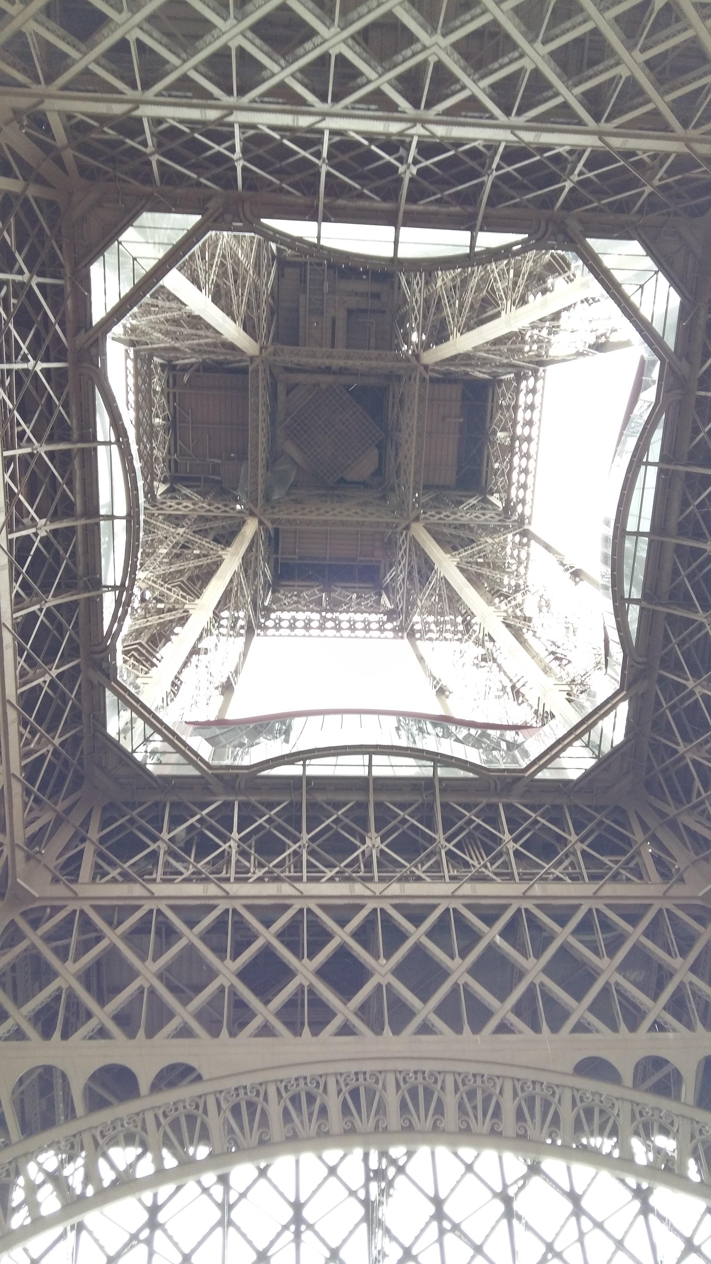 프랑스 파리 아래서 바라본 에펠탑