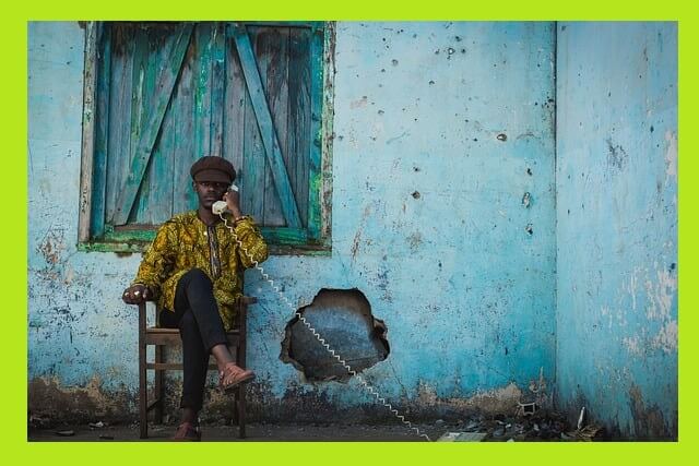 전화-통화하는-남자