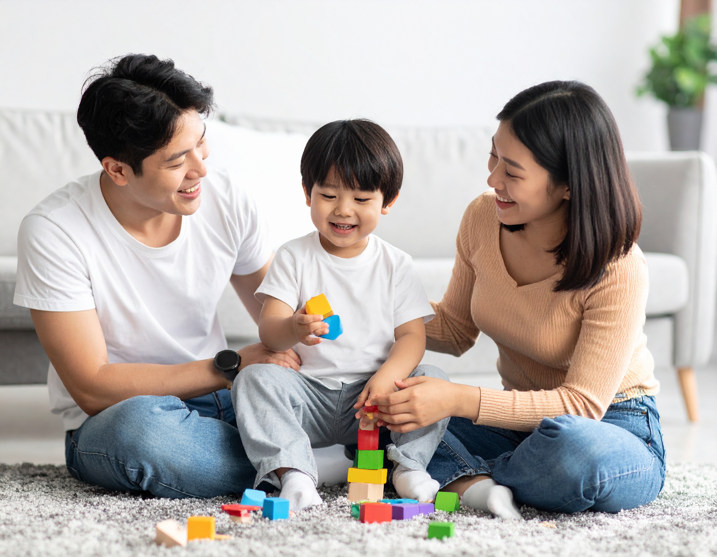 유아학비 지원&amp;#44; 엄마 아빠와 블록 갖고 노는 아이