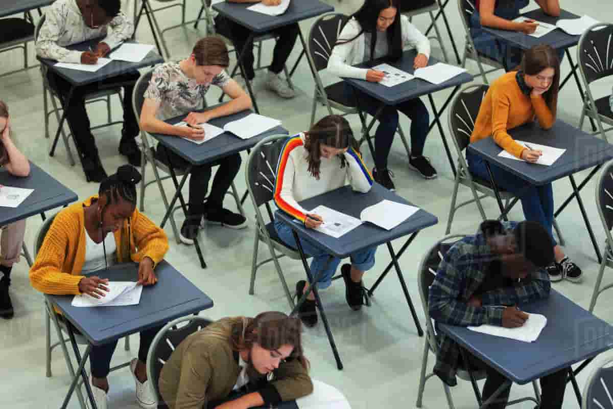 학생들이 조용히 기말고사 시험지를 푸는 교실 장면