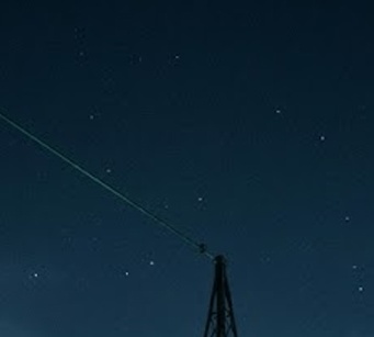 AI 데이터센터와 대형 변압기가 에너지 케이블로 연결된 미래 지향적인 야경 이미지입니다.