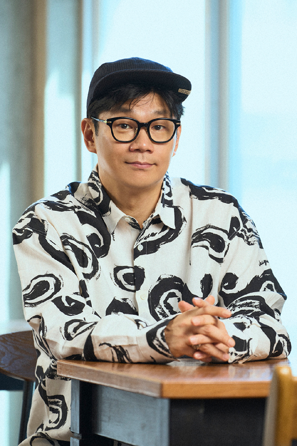 정종연 PD가 넷플릭스 예능 '미스터리 수사단' 인터뷰에 앞서 포즈를 취하고 있다. [사진=넷플릭스]