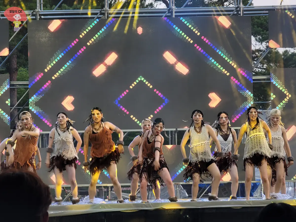 강원도-홍천-맥주축제-웻댄스-참가자팀-인디언-복장을-하고-춤에-열중하고-있는-여성-댄서들