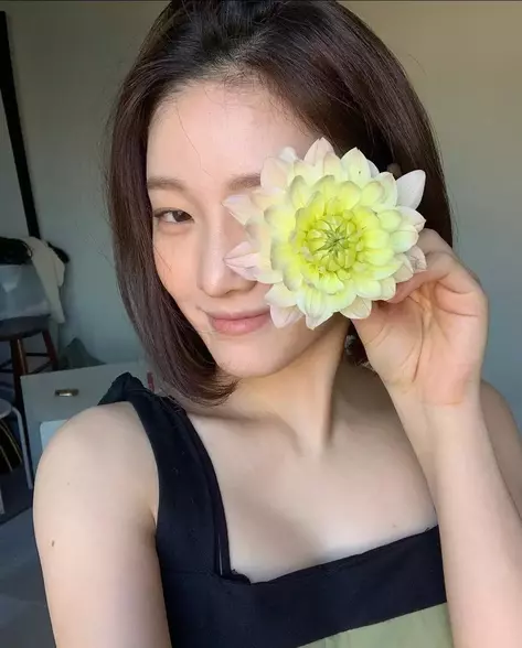 배우 서하정 꽃을 든 모습