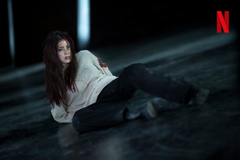 경성크리처 시즌 2에서 상처를 입은 한소희