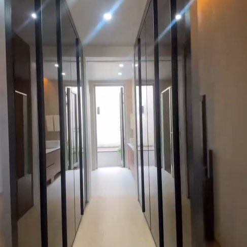 고급 슬라이드 방식으로 되어 있는 드레스룸