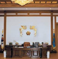 4년 연임제 배경