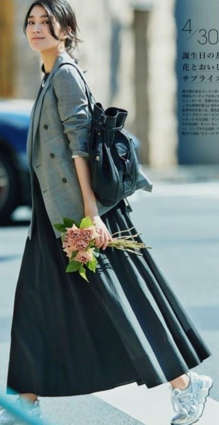 도시를 걷는 여성 이미지