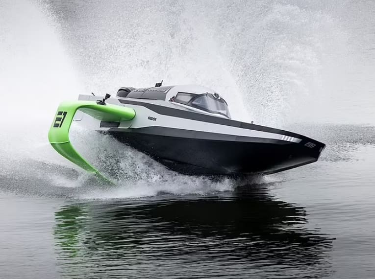 세계 최초 전기 포일링 경주 보트 주행 성공 VIDEO: Electric raceboat that skims over water takes flight for first time