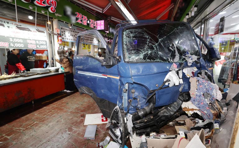 The truck that plowed into Bucheon's traditional market, causing casualties, has come to a stop after crashing into a store.