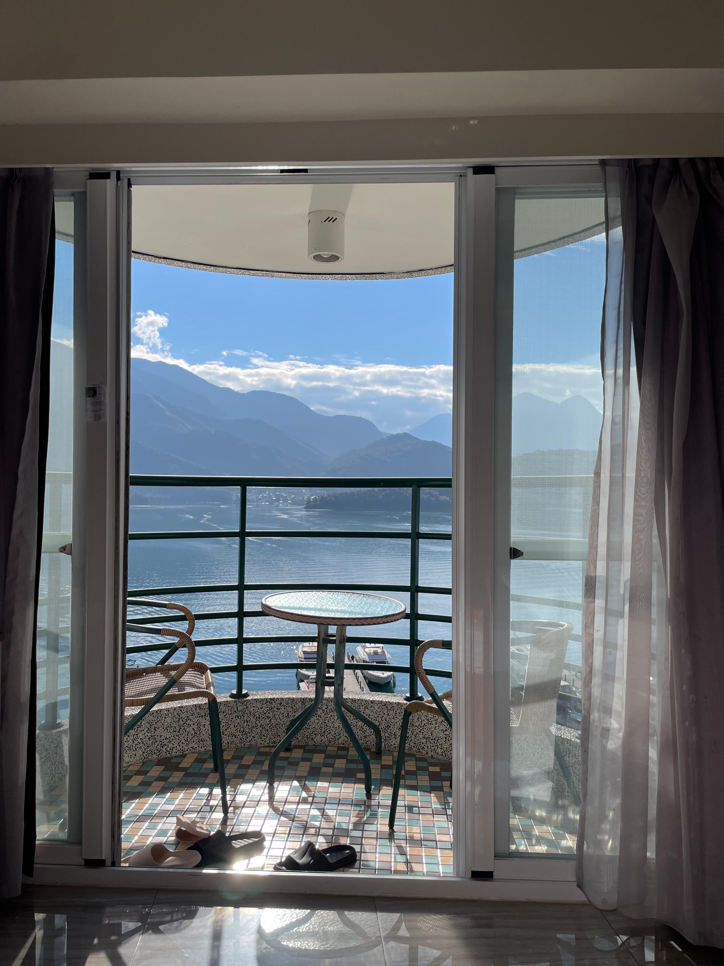 리안 호텔에서 찍은 호수와 테라스의 모습