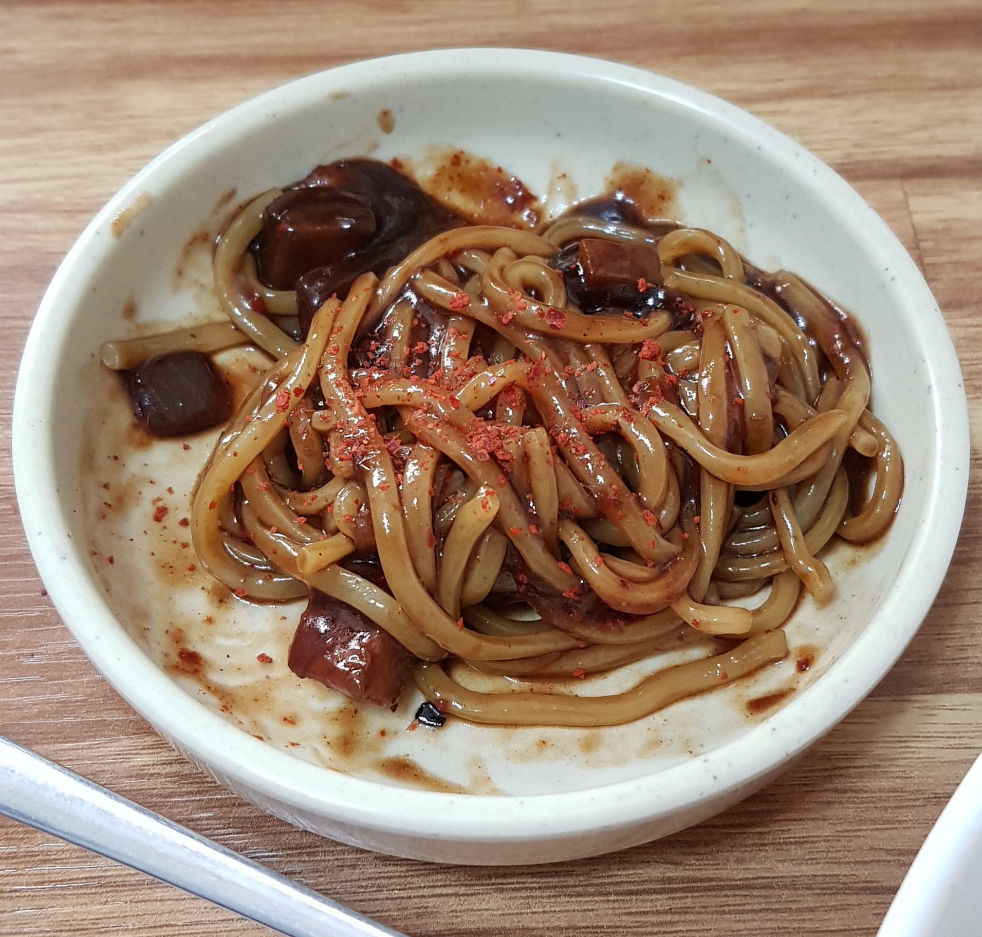 짜장면 고춧가루 뿌려 먹음 더 맛남