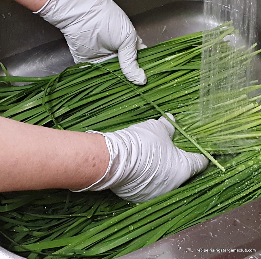 오이 소박이에 들어갈 부추를 흐르는 물에 잘 씻어주는 사진