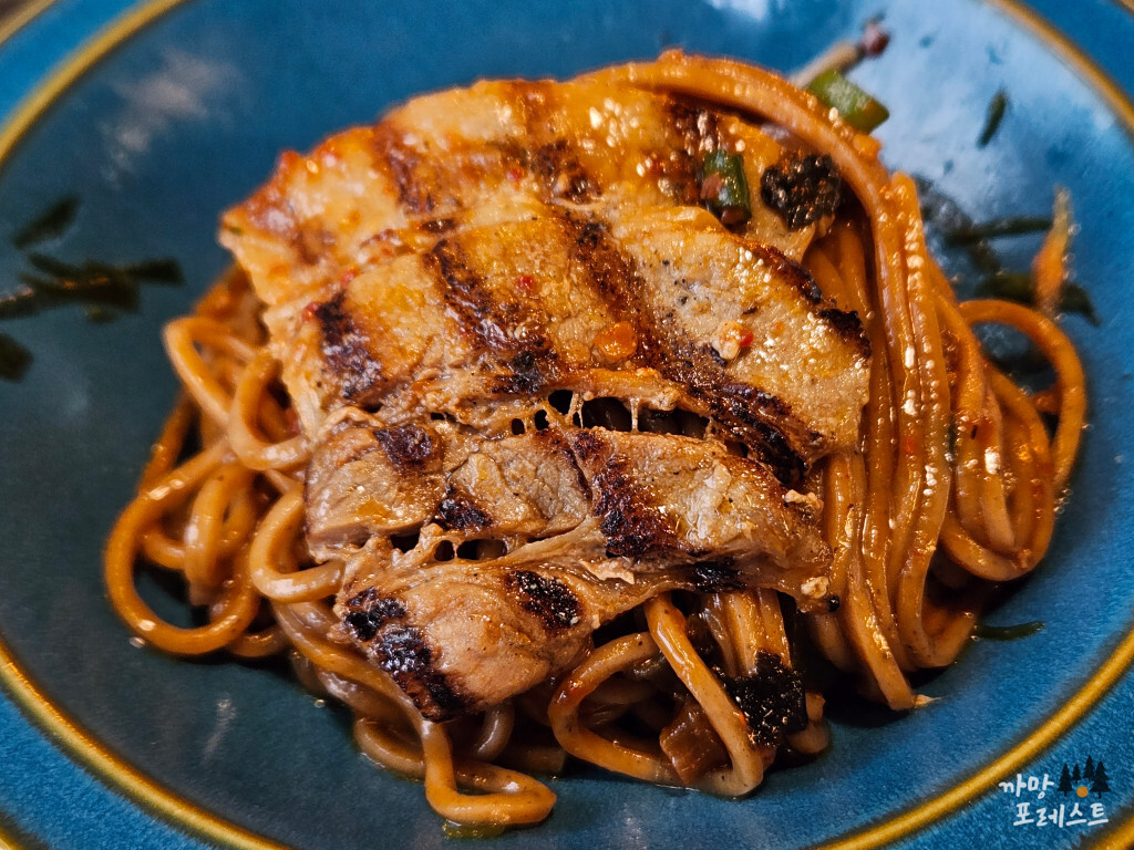 제주 모던돔베 고기국수