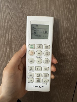 에어컨 리모콘으로 '자동건조' 설정해 놓은 사진
