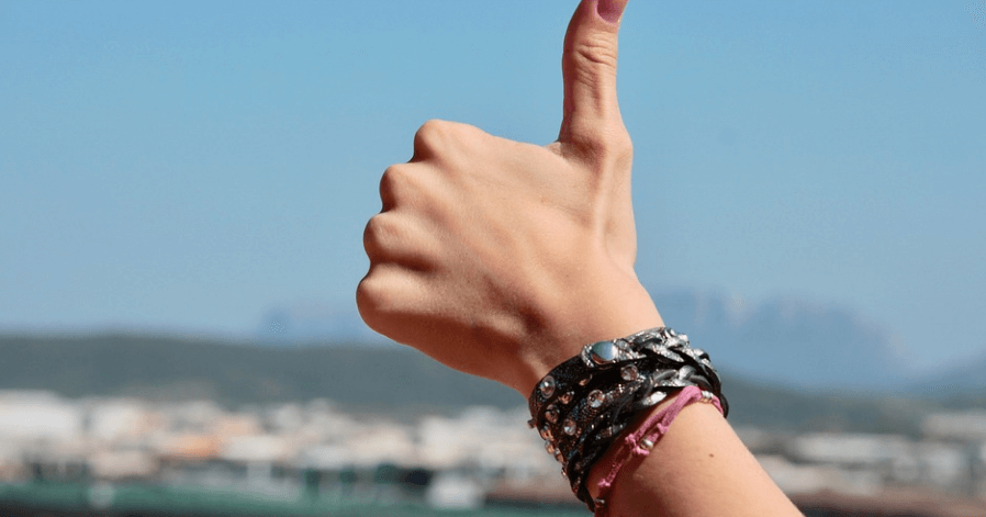 손가락 마디가 아픈 이유하고 엄지척을 올리고 있다