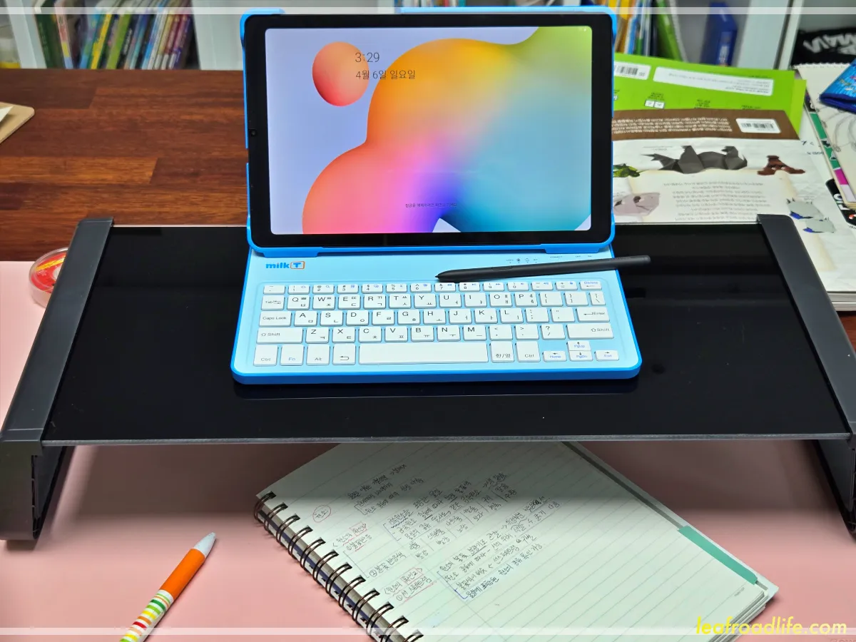 다이소-강화유리-모니터받침대-위에-태블릿과-노트-펜