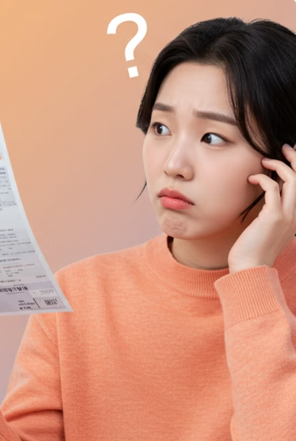 서류를 보고 있는 여성 모습