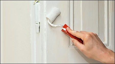 페인트 칠 하는 손