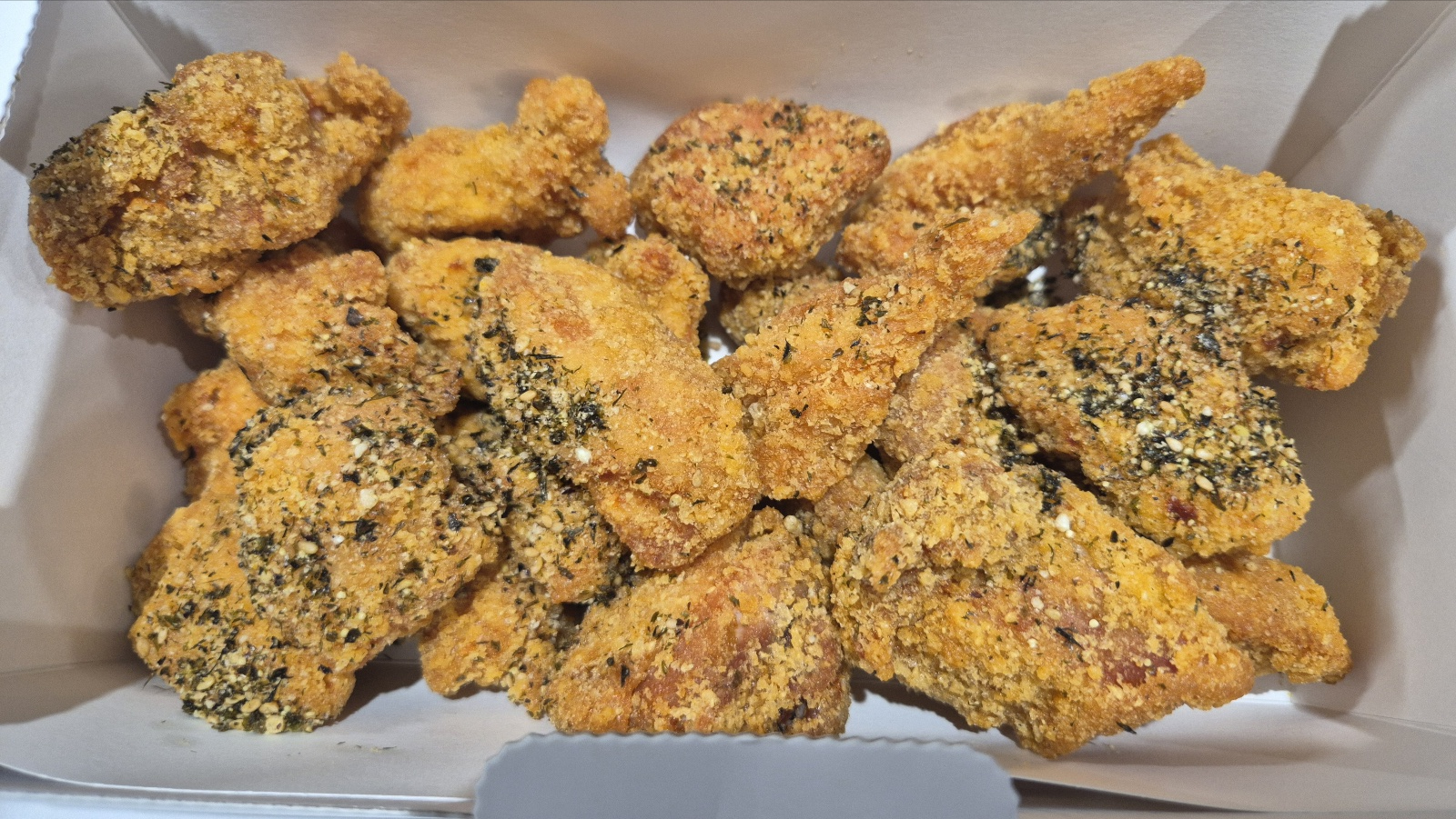 박스안에 담긴 치킨 조금 부족한 모습이다