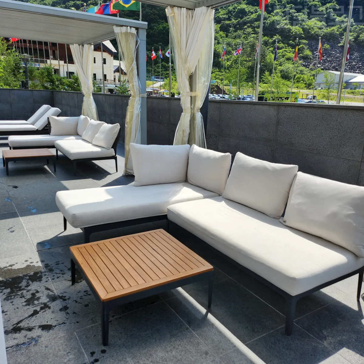 정선-파크로쉬-야외수영장-선베드