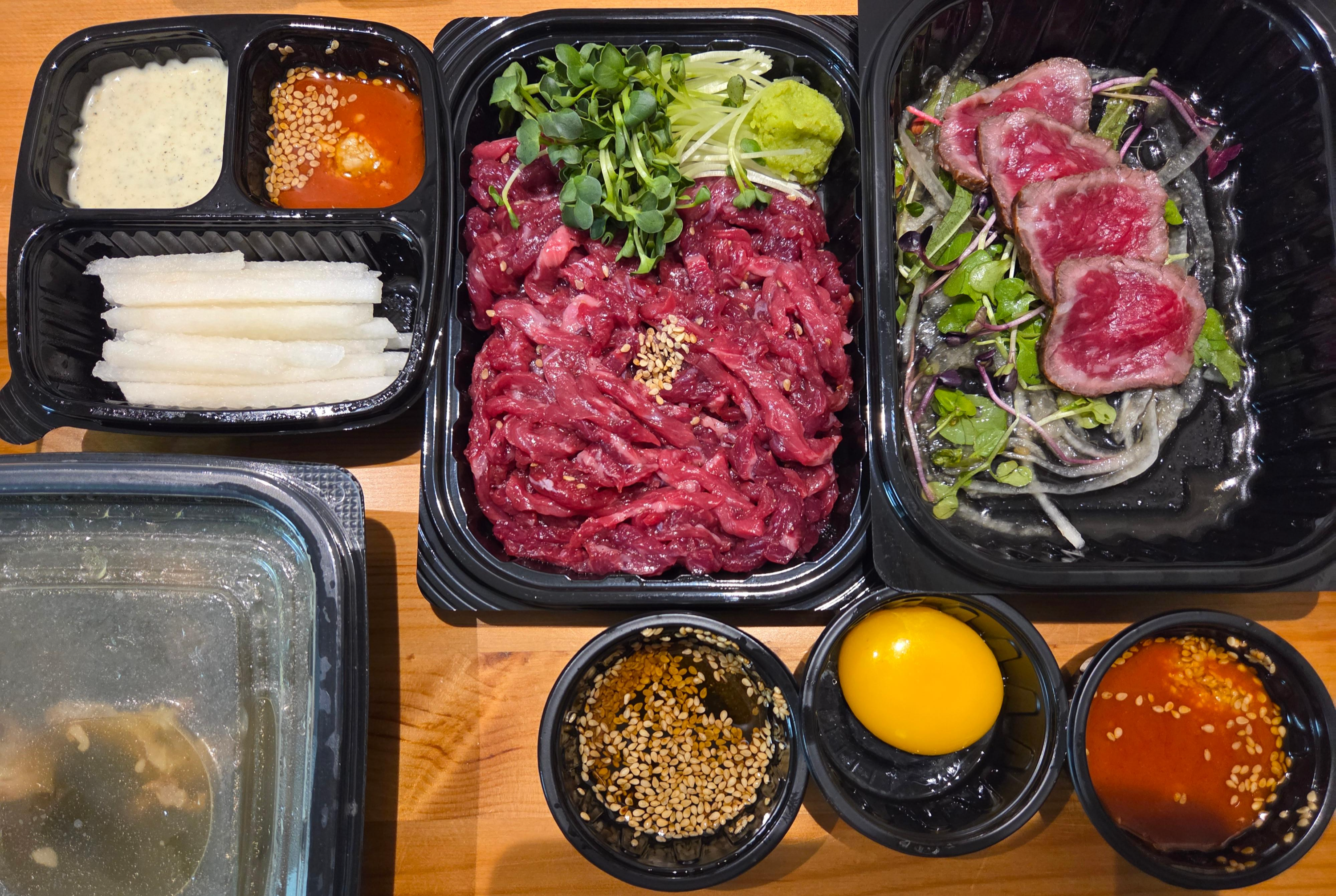 우화 한우육회 배달 상차림 전체 구성 육회와 타다끼 다양한 소스와 미역국까지 포함된 모습