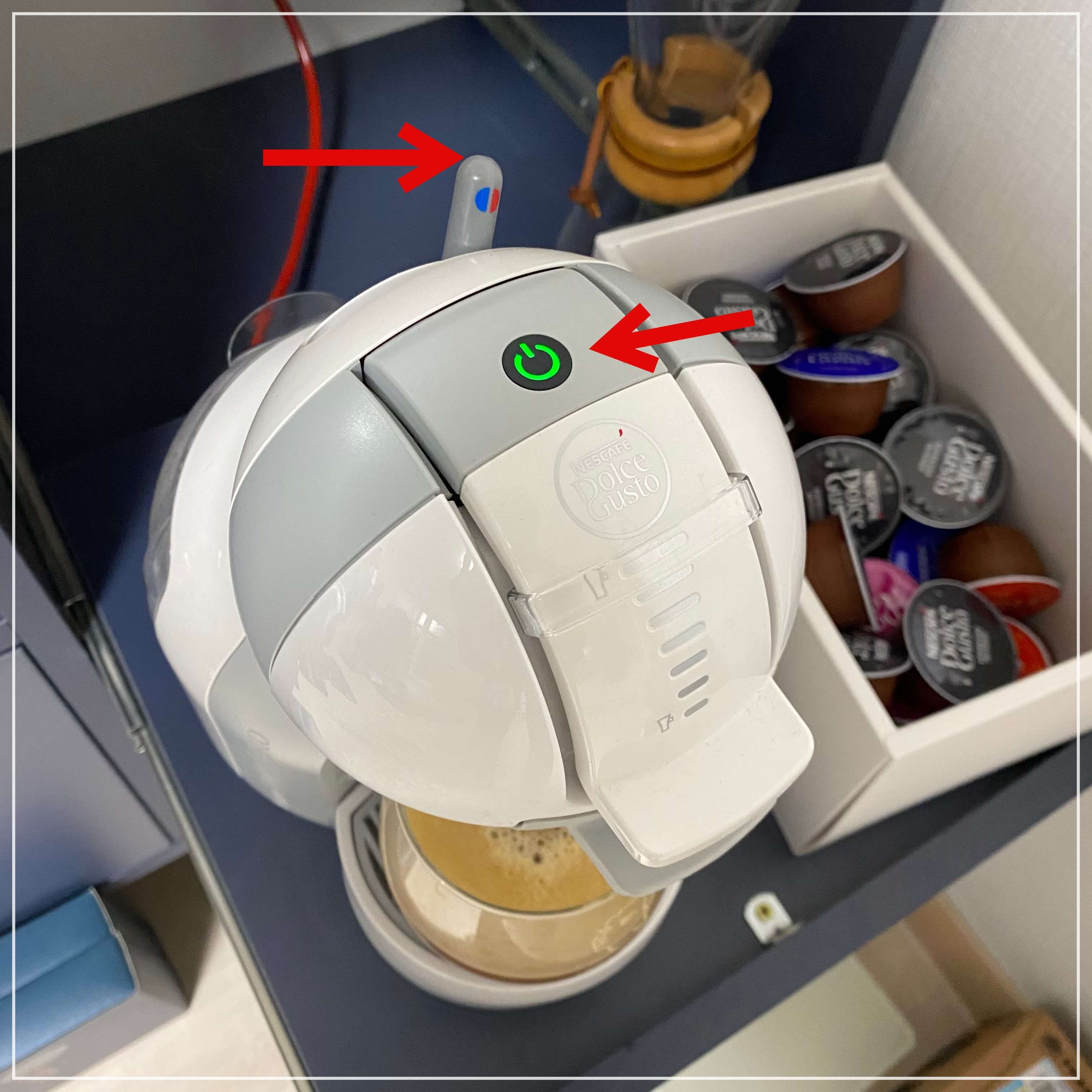 커피를-내릴때-레버의-위치와-전원-점등-상황을-보여주는-사진